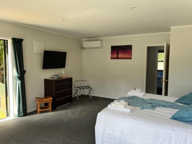 Treetops Cottage At The Castle Whitianga Ngoại thất bức ảnh