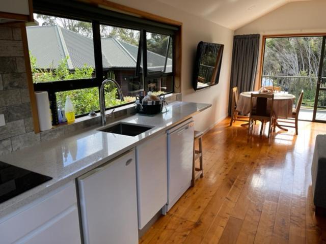 Treetops Cottage At The Castle Whitianga Ngoại thất bức ảnh